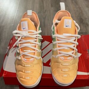 Women’s Air Vapormax Plus “Rainbow” White/White Menta Size 8.5
